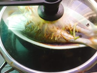 快手正餐  清蒸黄花鱼,上锅水开后蒸10分钟即可