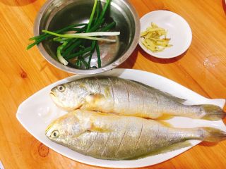 快手正餐  清蒸黄花鱼,买回鱼处理干净，在鱼背上斜切几刀；