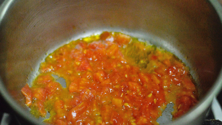 番茄西兰花面（辅食）,炒至番茄丁软烂出汁
