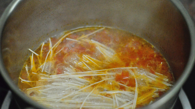 番茄西兰花面（辅食）,放入面条，煮约5分钟