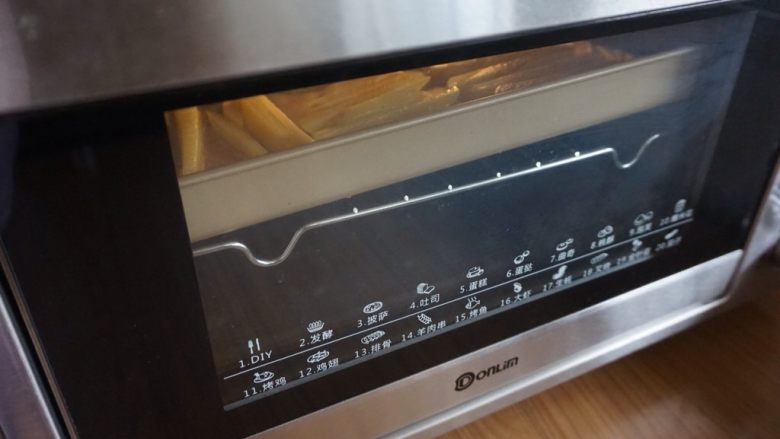 烤箱版薯条,烤箱预热到225度，放入烤箱中上层，烘烤25分钟左右。