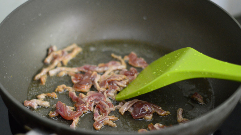 鱼香茭白肉丝,锅里烧热油后下肉丝翻炒