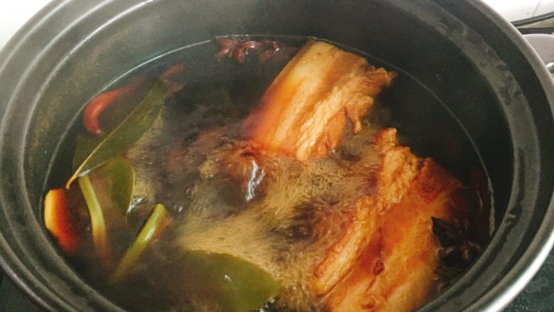 快手正餐  香卤五花肉,转小火15至20分钟，如果不急着吃可以放卤汤里泡制