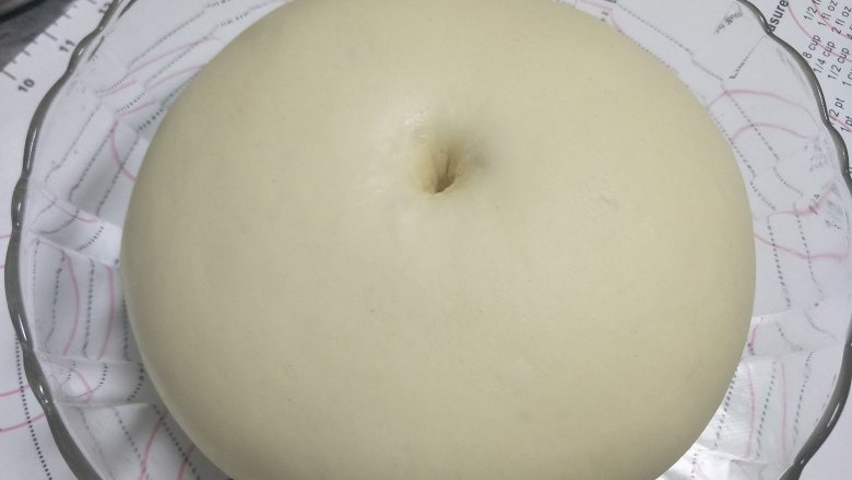 烘焙入门级基础小餐包,面团大约2倍大，检查发酵完成的标准就是，手指沾粉，戳洞不回缩，或非常轻微的回缩。如果一下就塌陷，就是发过了，如果洞口很快回缩，就说明发酵还不足。