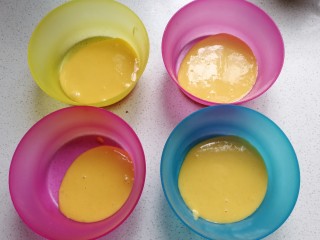 戚风棒棒糖蛋糕,我们再把拌好的蛋糊分成四份，其中一份约20克为原色蛋糊，其它三份各30克左右。
