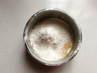 戚风棒棒糖蛋糕,接着筛入低筋面粉，用手动打蛋器继续搅打翻拌至没有干粉状态。
