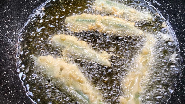 椒盐秋葵,再放入锅里复炸一次，炸至秋葵呈金黄色，捞出来沥干油即可