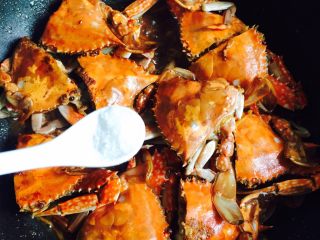下酒菜+姜葱炒梭子蟹,出锅前加适量的味精