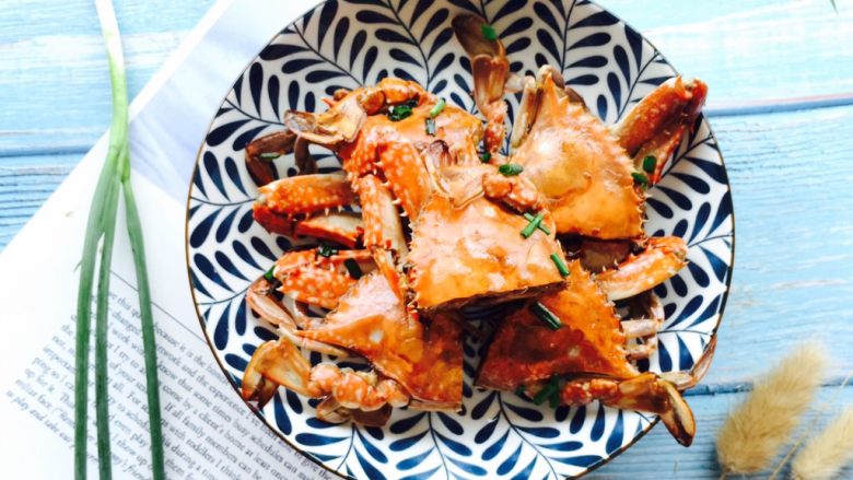 下酒菜+姜葱炒梭子蟹,装在自己喜欢的器皿