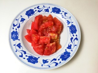 快手正餐   榨菜番茄蛋汤,番茄开水烫一下，撕去皮切成小块