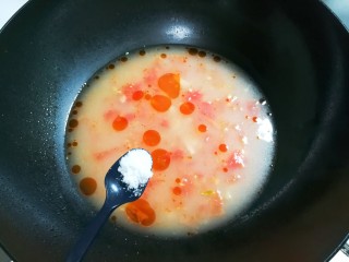快手正餐   榨菜番茄蛋汤,放入适量水烧开，放入少许盐