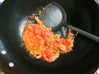 快手正餐   榨菜番茄蛋汤,放入番茄翻炒出沙