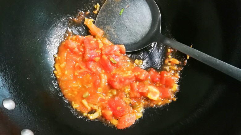 快手正餐   榨菜番茄蛋汤,放入番茄翻炒出沙