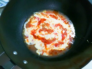 快手正餐   榨菜番茄蛋汤,鸡蛋打散成蛋液，慢慢的淋入锅中