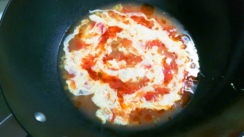 快手正餐   榨菜番茄蛋汤,鸡蛋打散成蛋液，慢慢的淋入锅中