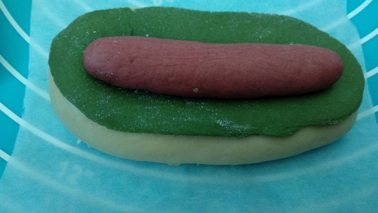仿真热狗面包（馒头）,将热狗放在绿色面片上。
