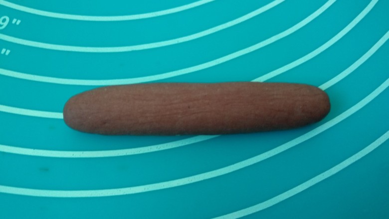 仿真热狗面包（馒头）,将红色面团分成4份，搓圆搓成热狗形状（如图）