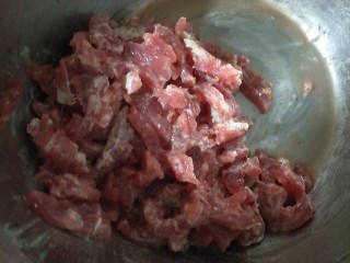 快手菜，胡萝卜番茄牛肉羹,牛肉洗净切丝，加入生粉搅拌均匀