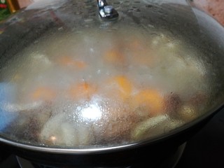 快手菜，胡萝卜番茄牛肉羹,盖上盖子，熬制二十分钟。熬制的同时锅中加水烧开，将面条、青菜焯水，加油、酱油拌匀。
