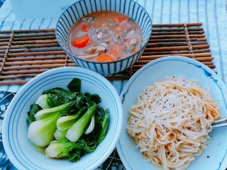 快手菜，胡萝卜番茄牛肉羹,搭配刚刚焯水捞过的拌青菜和拌面，半小时搞定营养丰富的晚餐