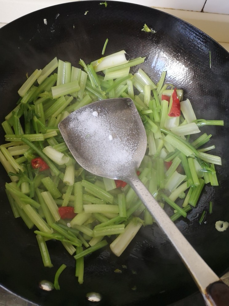 芹菜炒豆瓣,盐适量
芹菜炒熟