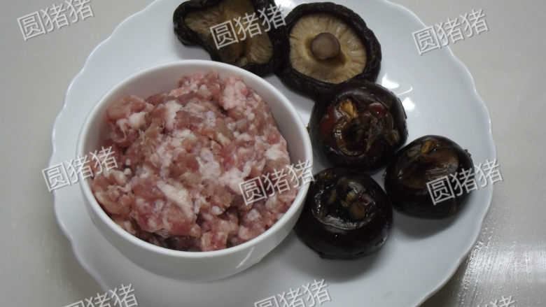 香菇肉丸,香菇提前用冷水浸泡1小时至软，马蹄去皮。