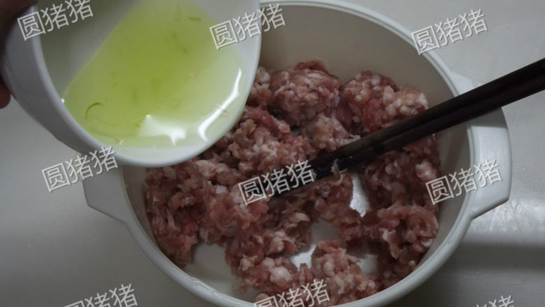 香菇肉丸,将葱姜水分次加入猪绞肉内，每次用筷子搅拌至吸收才加第二次。