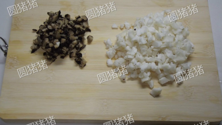 香菇肉丸,香菇和马蹄切成黄豆大的碎粒。