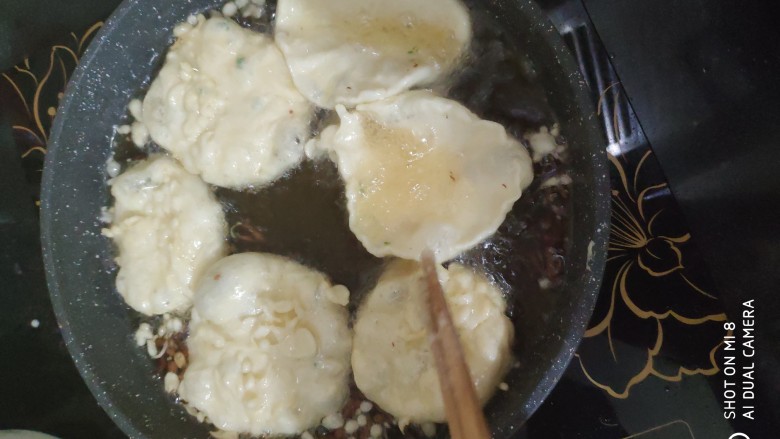 快手小食   油炸果子,用勺子把面糊一勺一勺的舀进锅里，用筷子多翻几个面，保证受热均匀