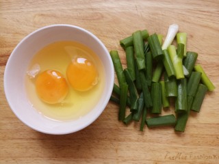 大葱炒鸡蛋,准备两个鸡蛋打入碗中，把葱切成段。