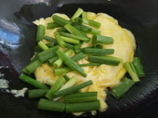 大葱炒鸡蛋,然后加入葱段。