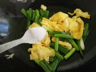大葱炒鸡蛋,翻炒的过程中加一勺盐。