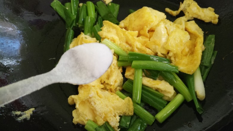 大葱炒鸡蛋,翻炒的过程中加一勺盐。