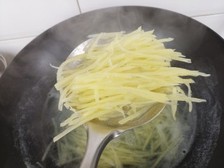 土豆丝拌洋葱丝,土豆丝焯两分钟之后就可以捞出来。