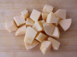 酸奶水果捞,苹果去皮切成块。