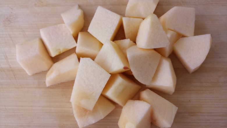 酸奶水果捞,苹果去皮切成块。