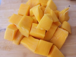 酸奶水果捞,芒果也切成块。