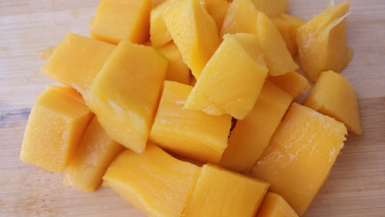 酸奶水果捞,芒果也切成块。