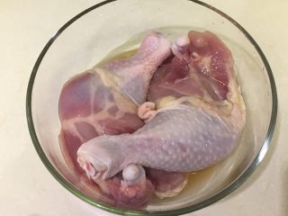 怪味口水鸡,大鸡腿用绍兴酒、盐抹匀，腌制30分钟