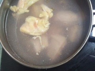 茶树菇养生鸡汤,凉水下锅焯水