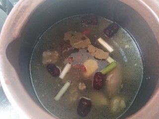 茶树菇养生鸡汤,把撇掉血沫的鸡块连同鸡汤一起倒入砂锅内，放上准备好的调味料，放两勺生抽