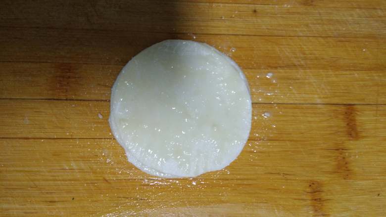 饺子皮版金丝饼,
上面盖上一张再刷一层油酥