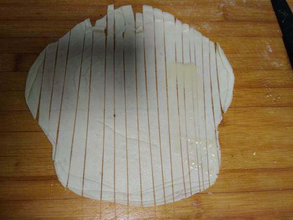 饺子皮版金丝饼,用快刀在面皮上划出许多道