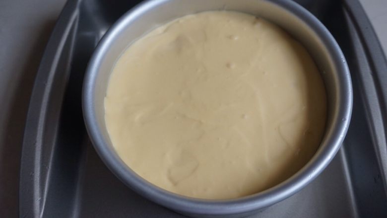 芒果慕斯蛋糕,再倒入剩余的芒果慕斯液，在桌面上震几下，震出大气泡，放入冰箱冷藏2个小时