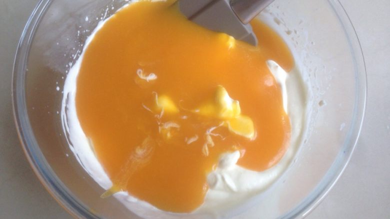 芒果慕斯蛋糕,将冷藏过的芒果酱倒入淡奶油里，搅拌成芒果慕斯液。