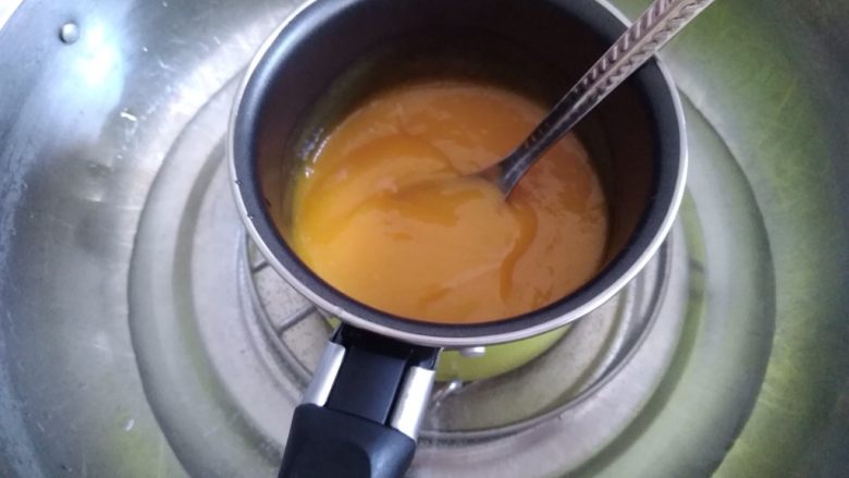 芒果慕斯蛋糕,芒果泥倒入小锅里，隔热水加温到50度，将泡好的吉利丁片拧干水分，放入芒果泥里，拌至吉利丁全部融化。放凉后放入冰箱冷藏几分钟