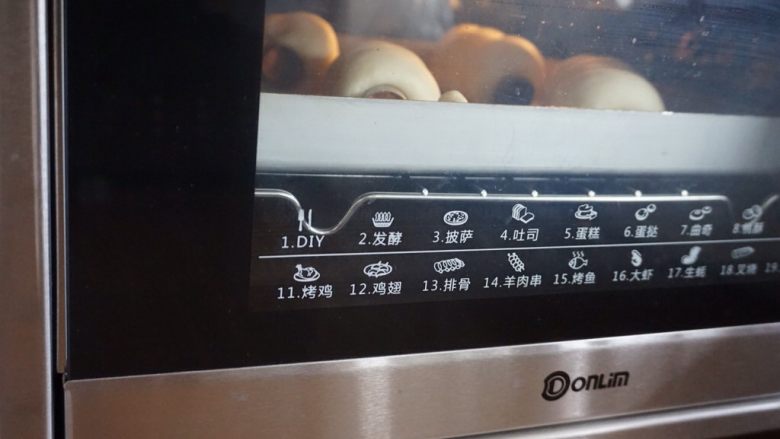 奥利奥奶油面包筒,放入已经预热到上管160度，下管170度的烤箱中下层烘烤15分钟左右。烘烤结束，将面包取出趁热，脱去铜管，然后晾凉。