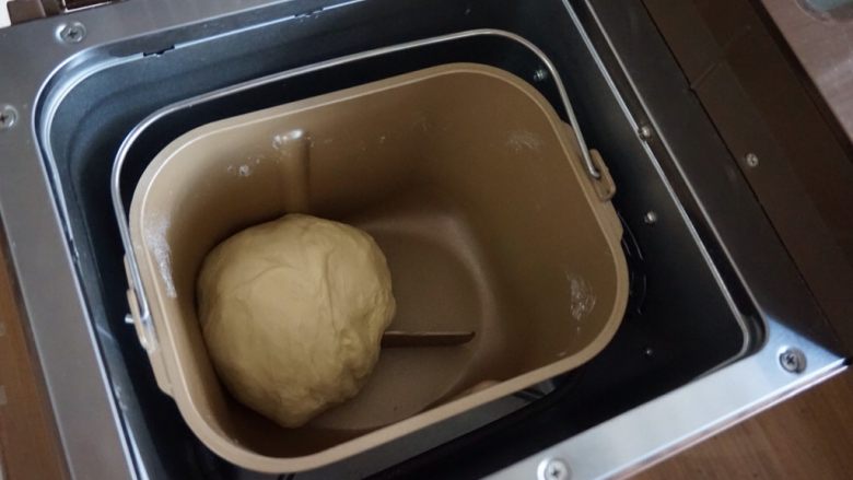 奥利奥奶油面包筒,继续和面13分钟，不同型号的面包机和面时间和方法不同。面团和好后，在室温下发酵两倍大