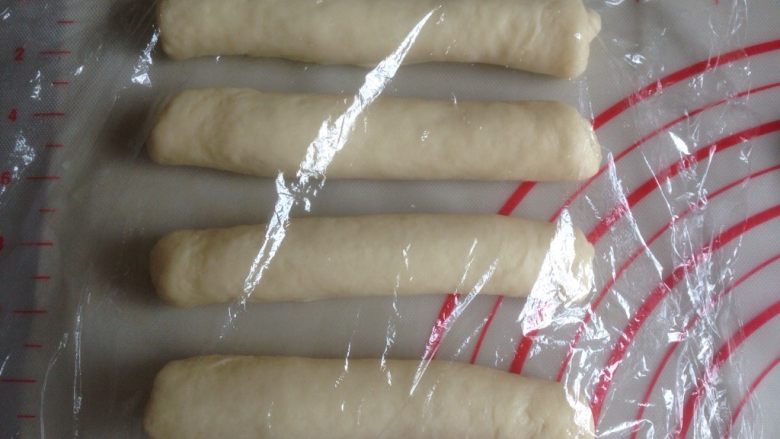 奥利奥奶油面包筒,从上往下卷起成长条状，盖上保鲜膜松弛五到10分钟。