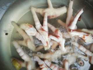 泡椒凤爪——改良版,锅内的汤水继续熬制

加少许盐、并加入凤爪